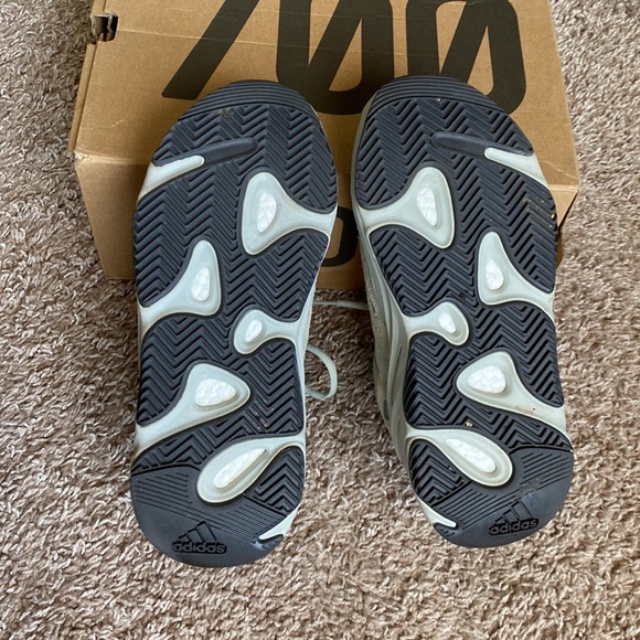 Yeezy Boost 700 Salt - Picture 9 of 9